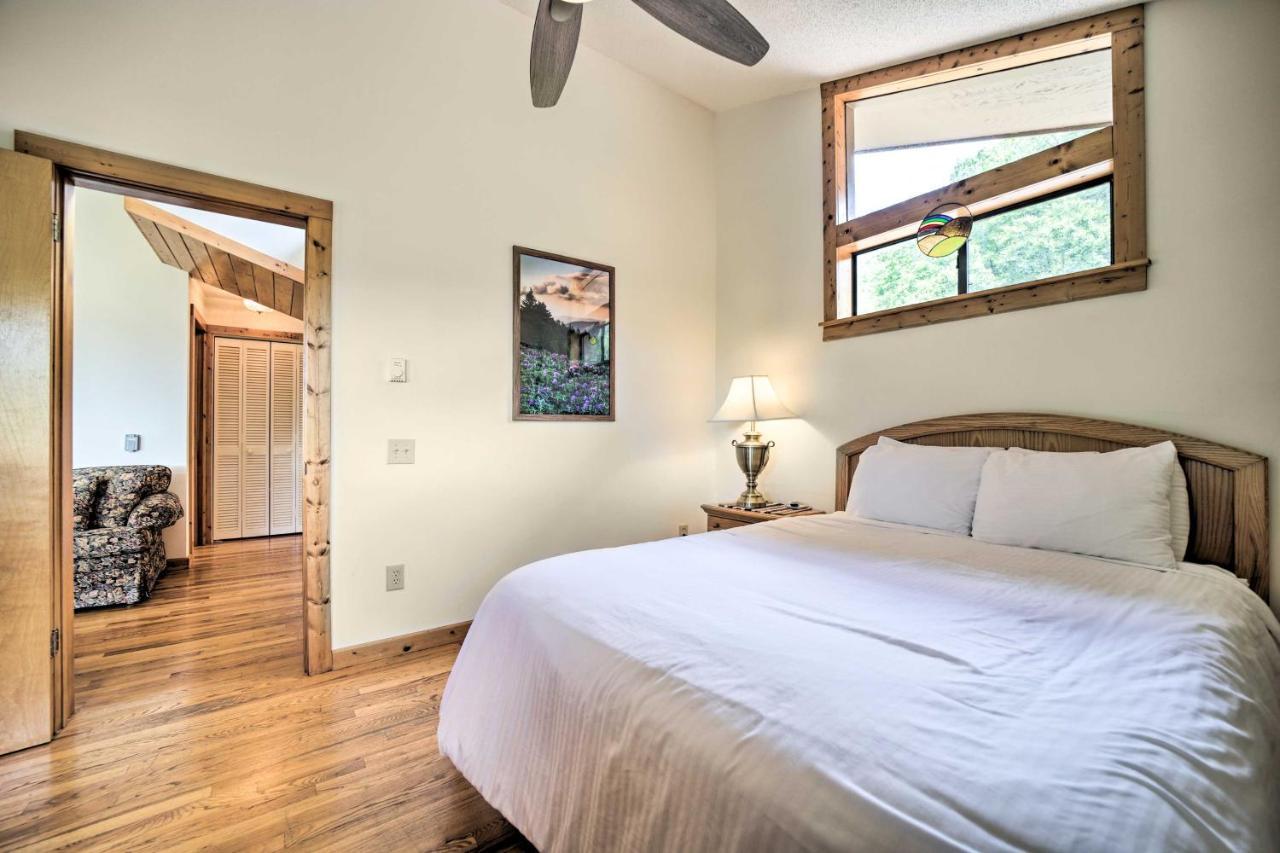 Vibrant Bryson City Home With Mtn Views And Deck! Εξωτερικό φωτογραφία