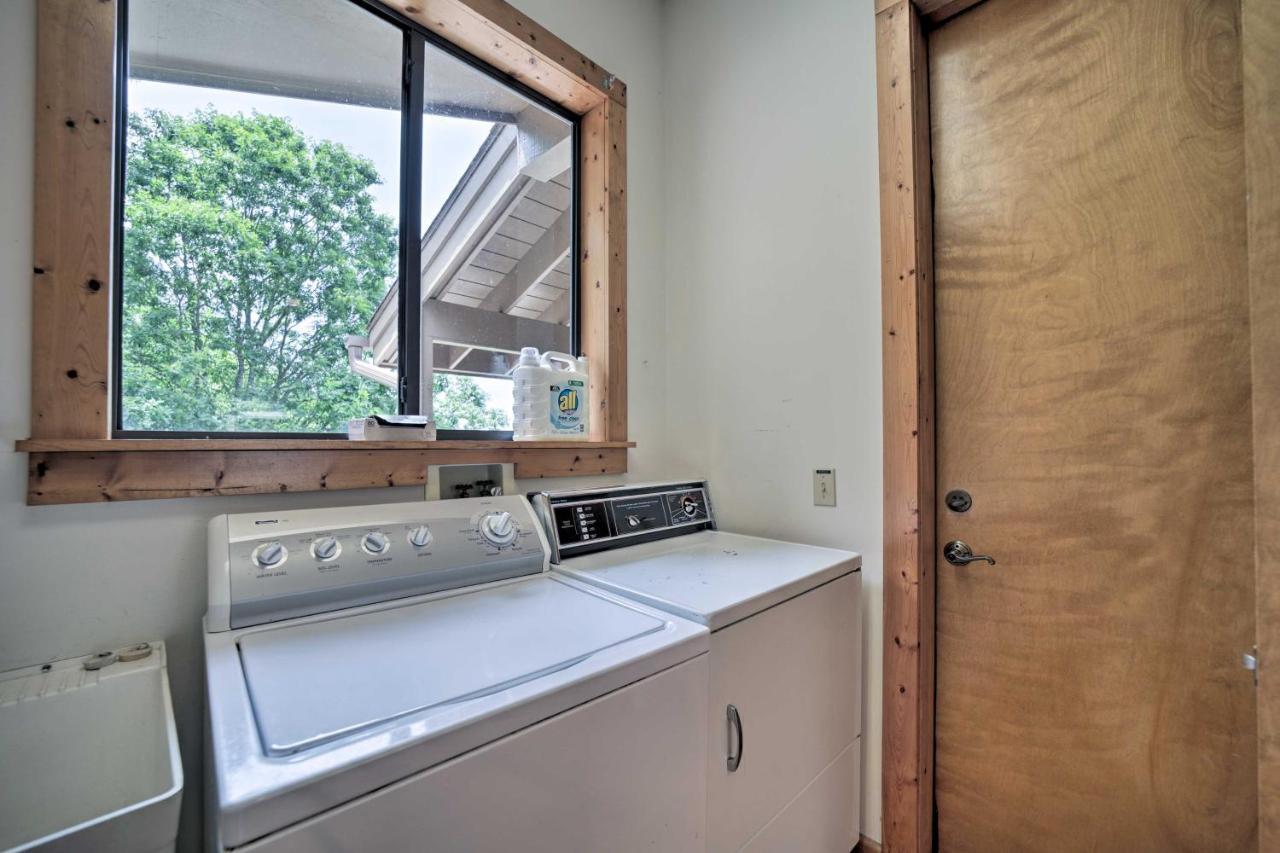 Vibrant Bryson City Home With Mtn Views And Deck! Εξωτερικό φωτογραφία